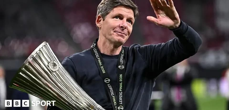 Entrenador celebrando con trofeo tras la final