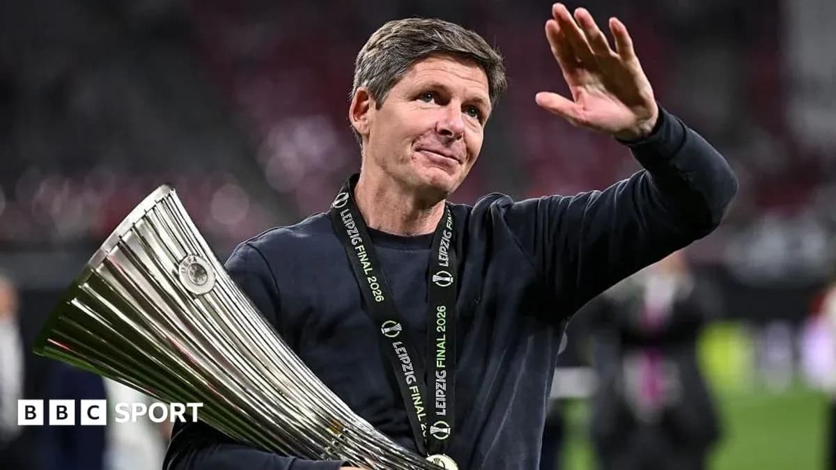 Entrenador celebrando con trofeo tras la final