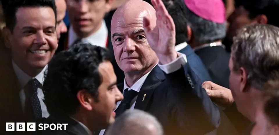 Gianni Infantino saludando en evento con asistentes