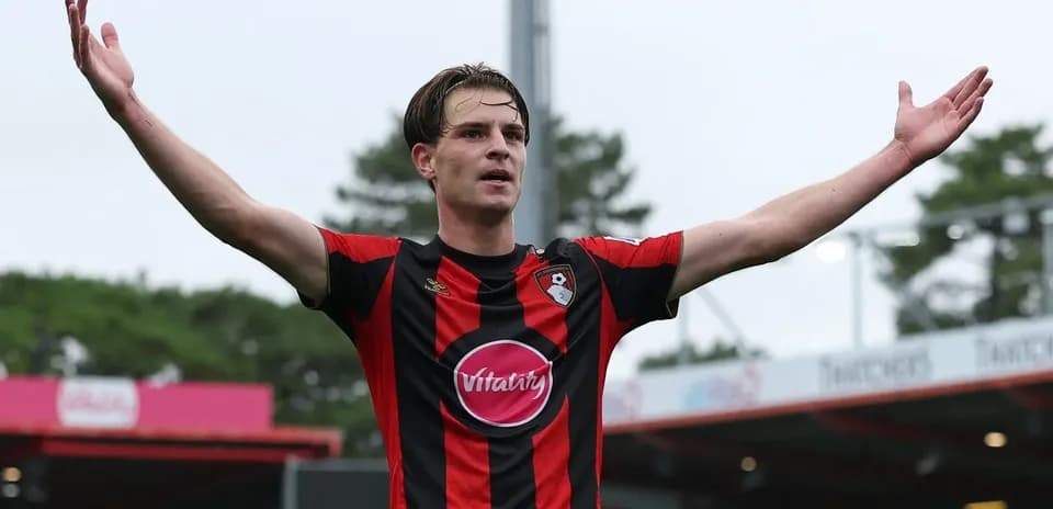 Jugador de Bournemouth celebrando con los brazos levantados