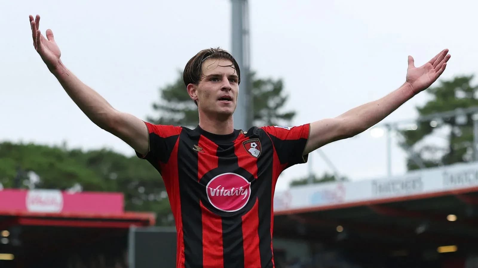 Jugador de Bournemouth celebrando con los brazos levantados