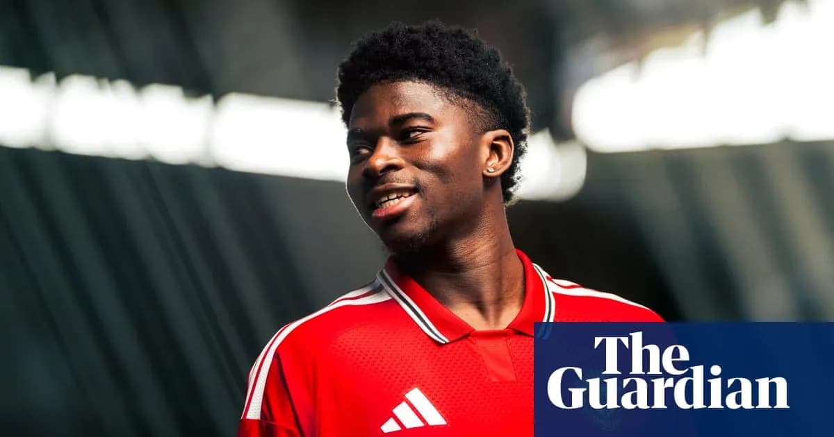 Jugador de fútbol con camiseta roja sonriendo