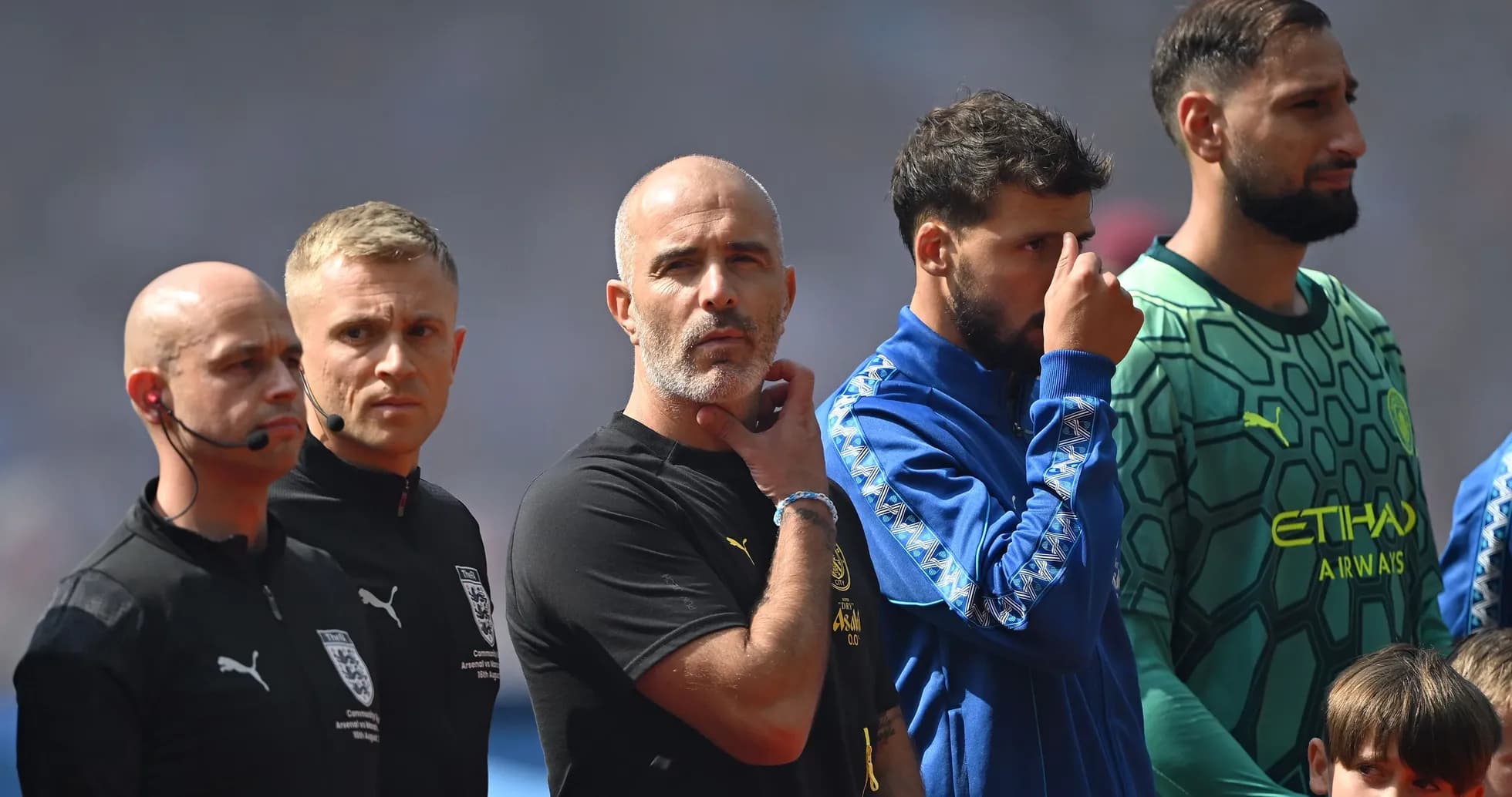 Entrenador y jugadores alineados antes del partido
