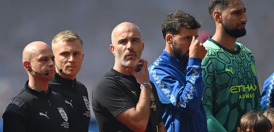 Entrenador y jugadores alineados antes del partido
