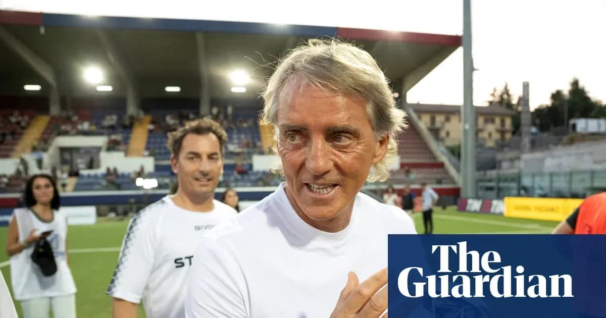 Entrenador hablando en el campo después del partido
