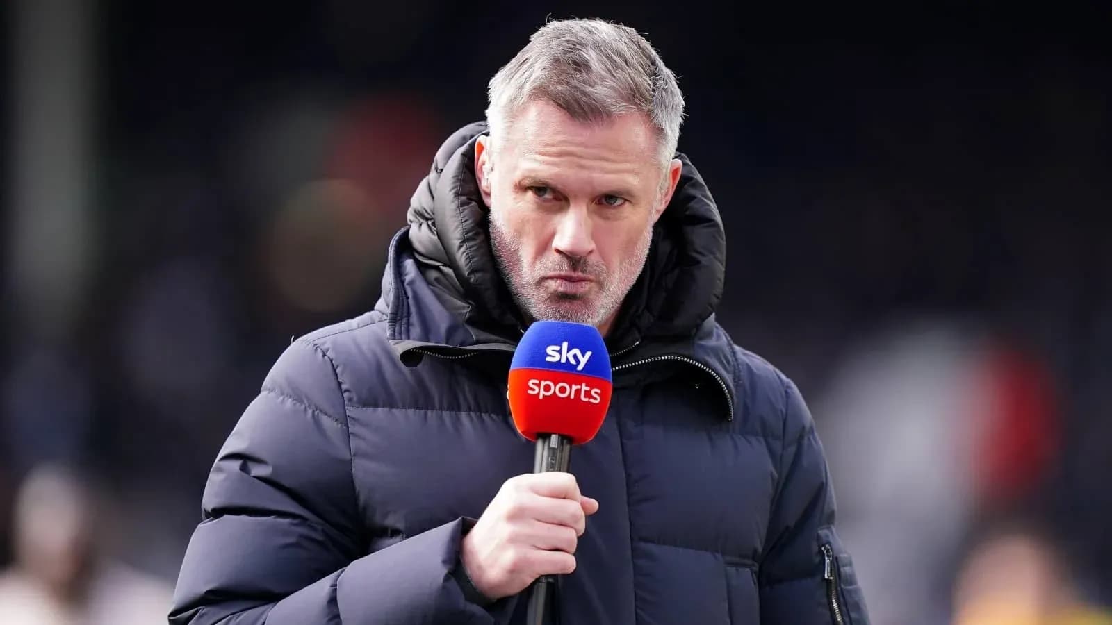 Presentador de Sky Sports con micrófono en mano