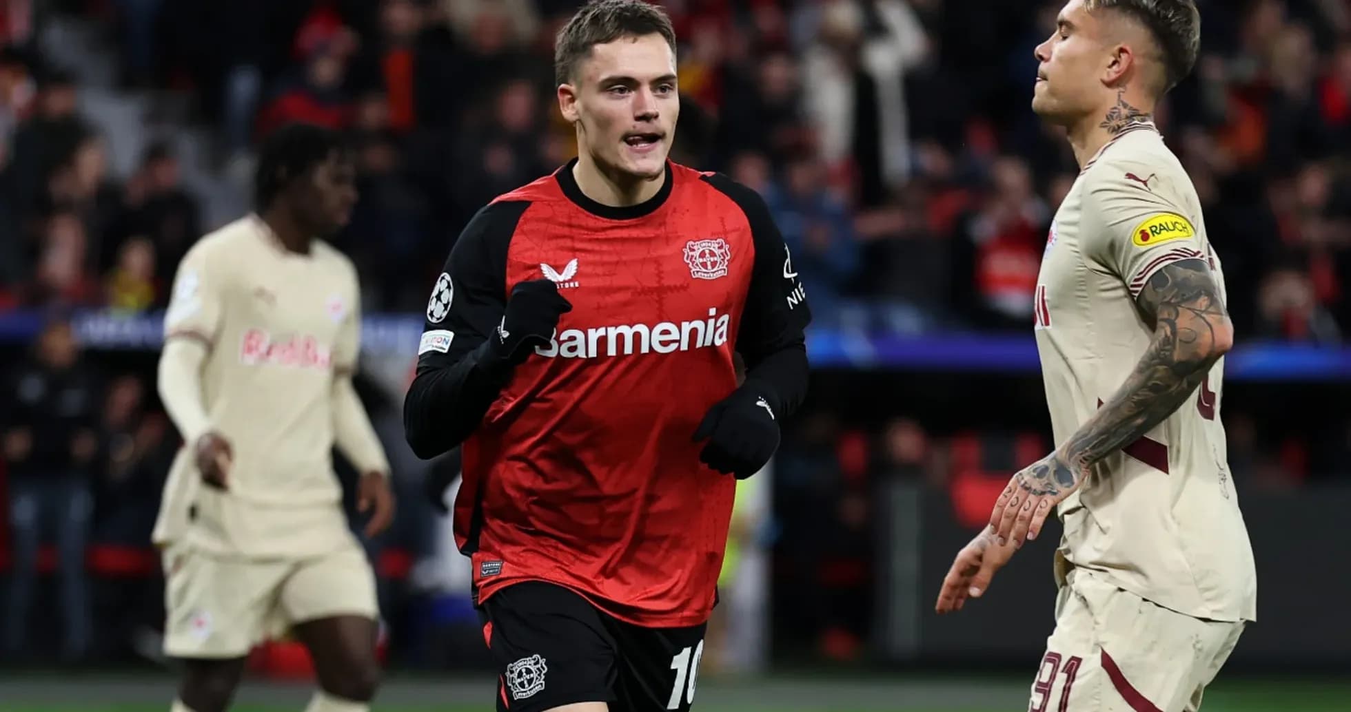 Jugador de Bayer Leverkusen corriendo en el partido