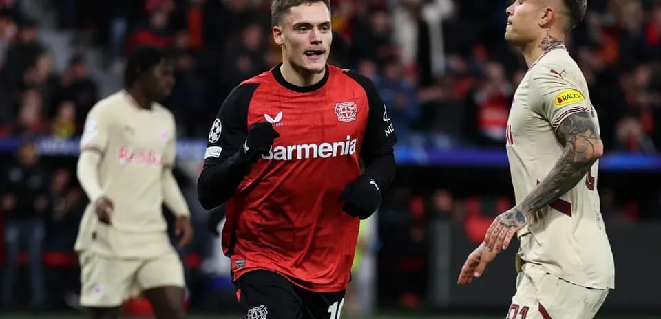 Jugador de Bayer Leverkusen corriendo en el partido