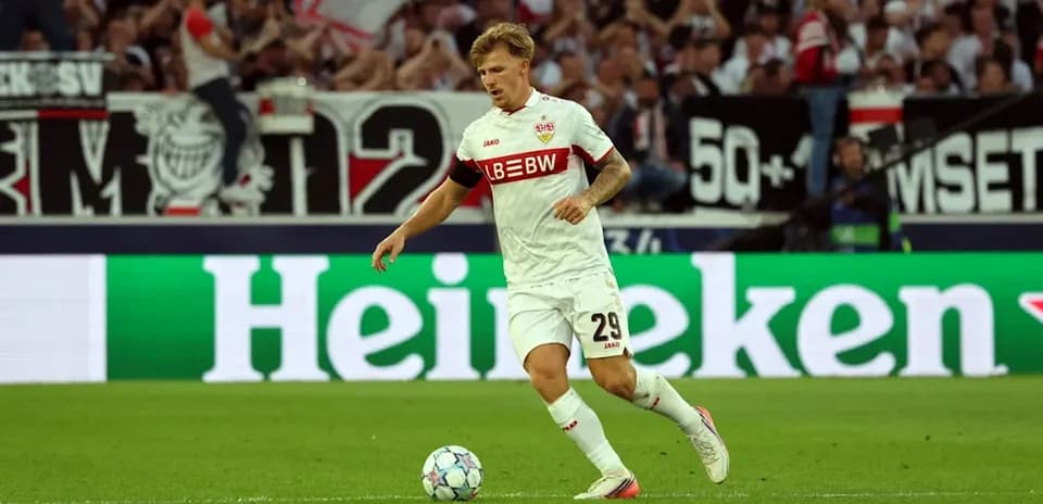 Jugador de VfB Stuttgart corriendo con el balón