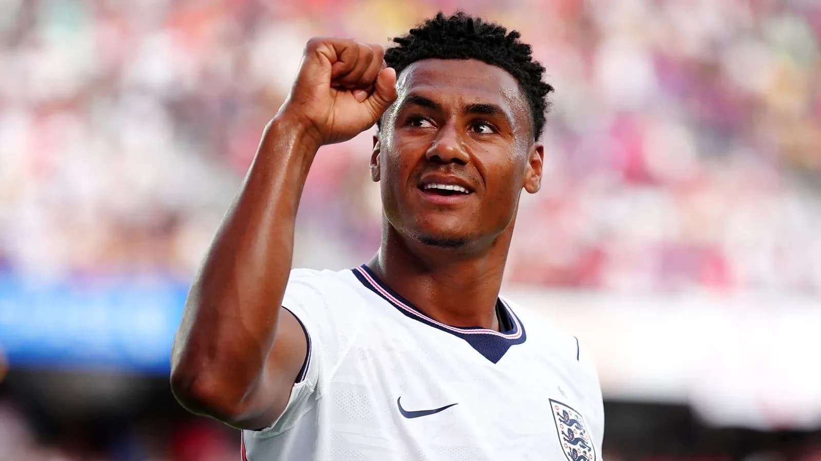 Jugador de Inglaterra celebrando con el puño en alto