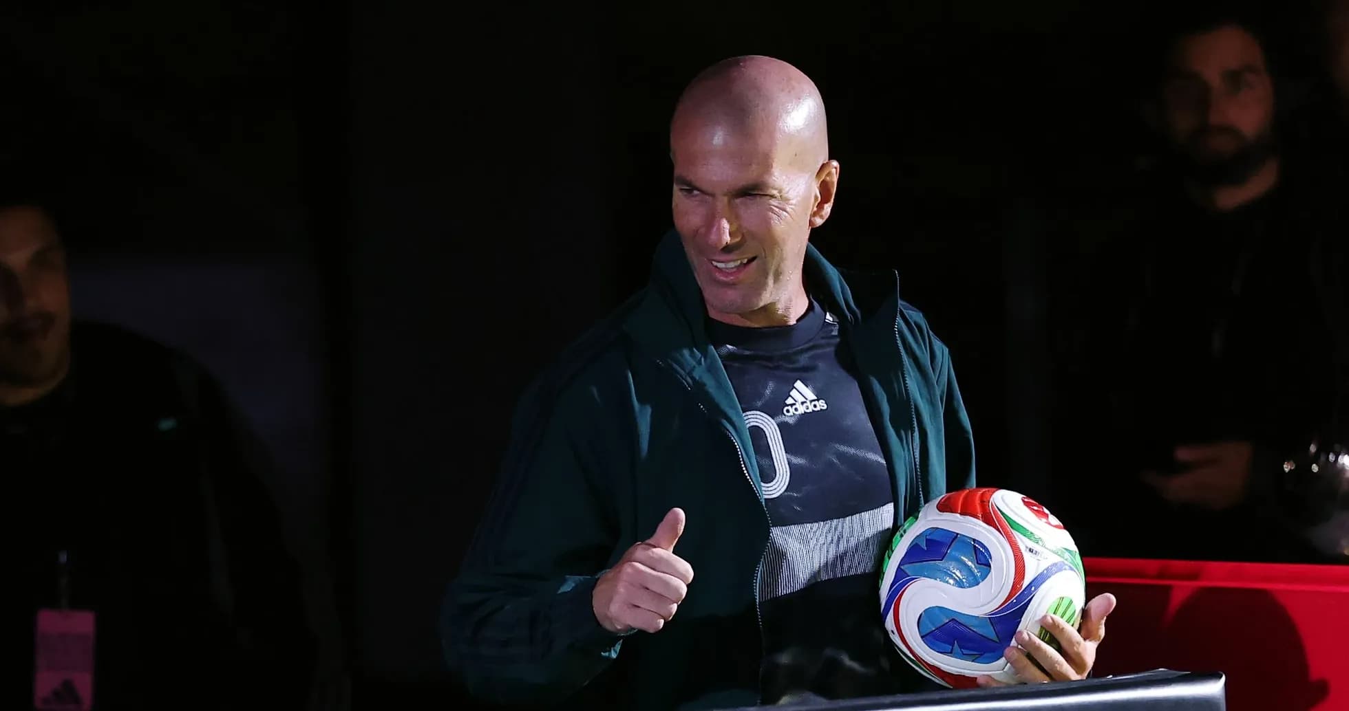 Zinedine Zidane sosteniendo un balón de fútbol