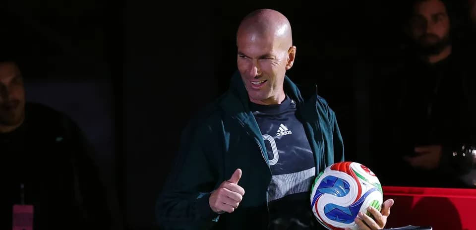Zinedine Zidane sosteniendo un balón de fútbol