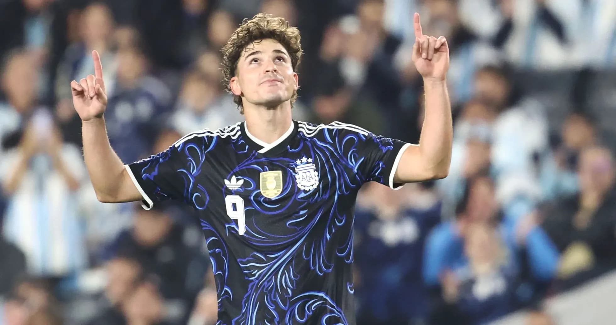 Jugador de Argentina celebrando con los dedos al cielo