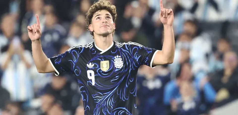 Jugador de Argentina celebrando con los dedos al cielo