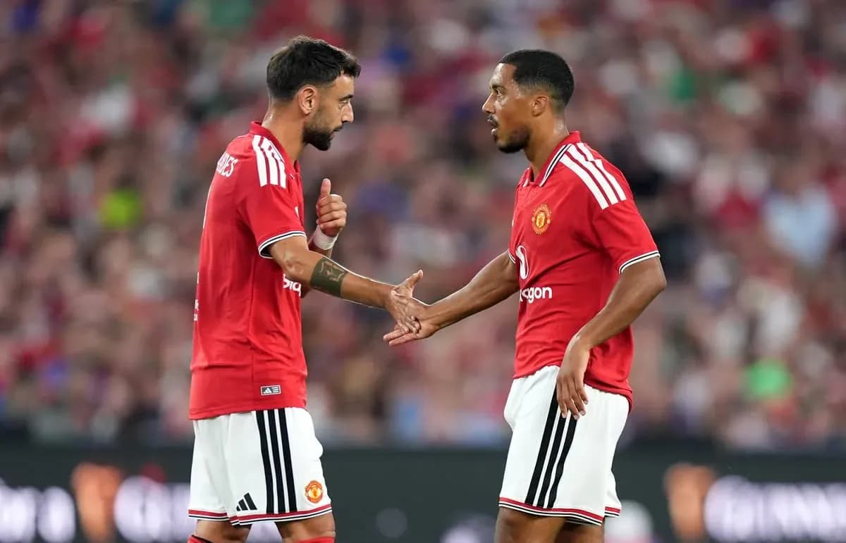 Jugadores de Manchester United conversando en el campo