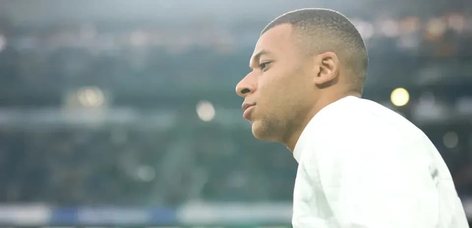 Jugador observando desde la línea de banda