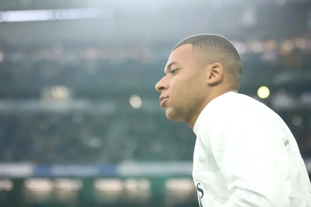 Jugador observando desde la línea de banda
