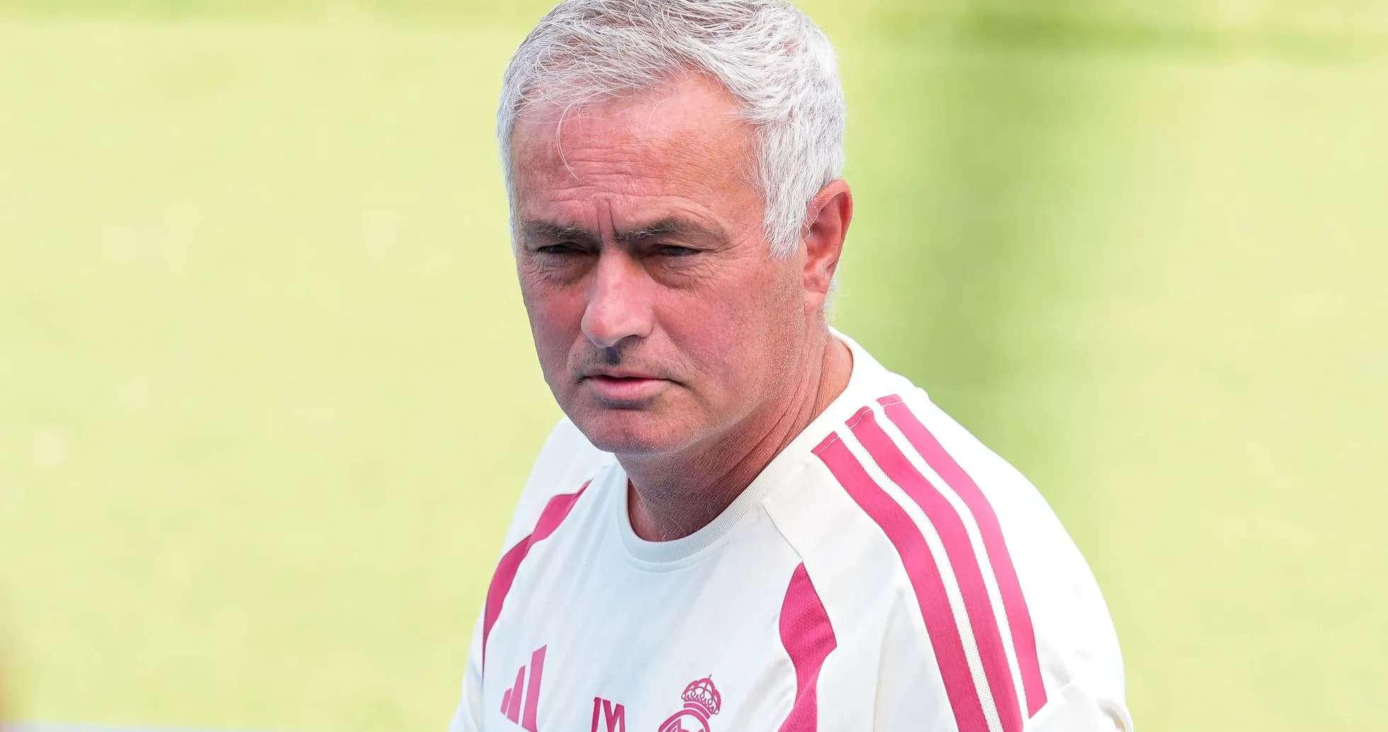 Entrenador de fútbol en sesión de entrenamiento