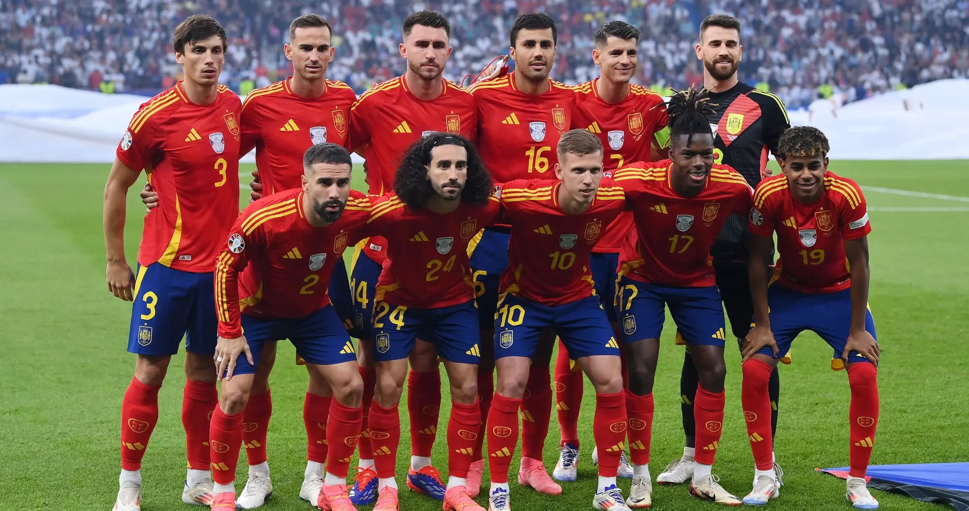 Equipo nacional de España posando en el campo