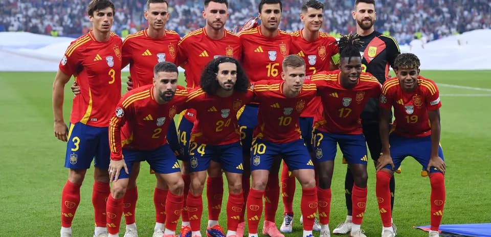 Equipo nacional de España posando en el campo