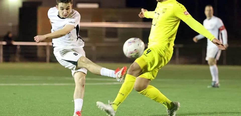 Jugador disparando a puerta en partido de fútbol