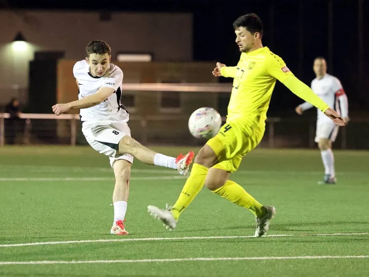 Jugador disparando a puerta en partido de fútbol