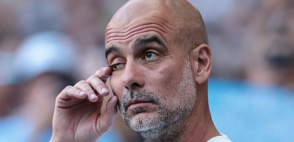 Entrenador tocándose el ojo en el banquillo