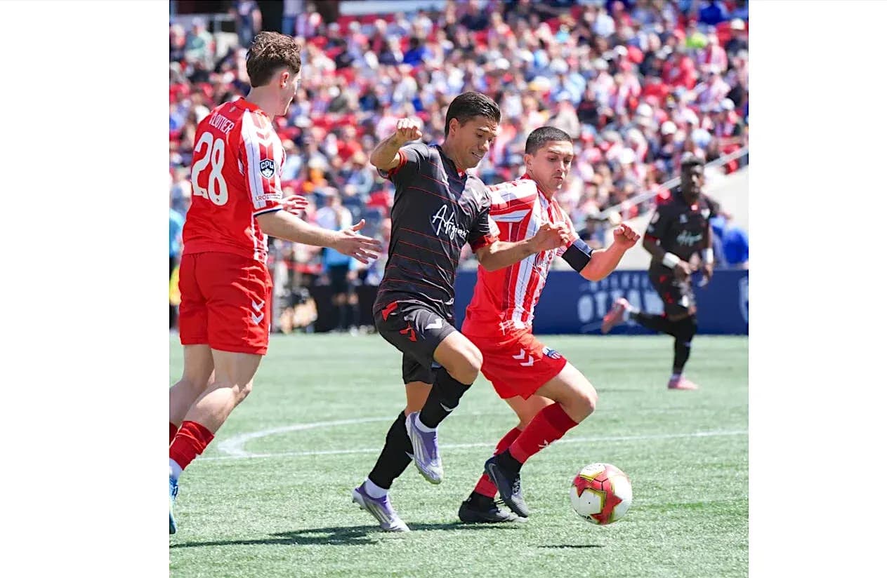 Jugadores de Vancouver FC y Atlético Ottawa en acción