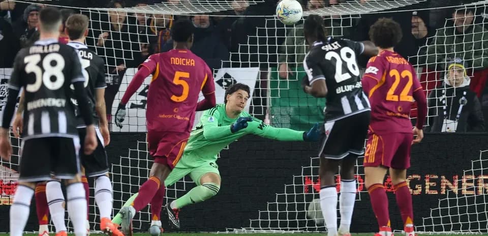 Portero en acción durante Udinese vs AS Roma