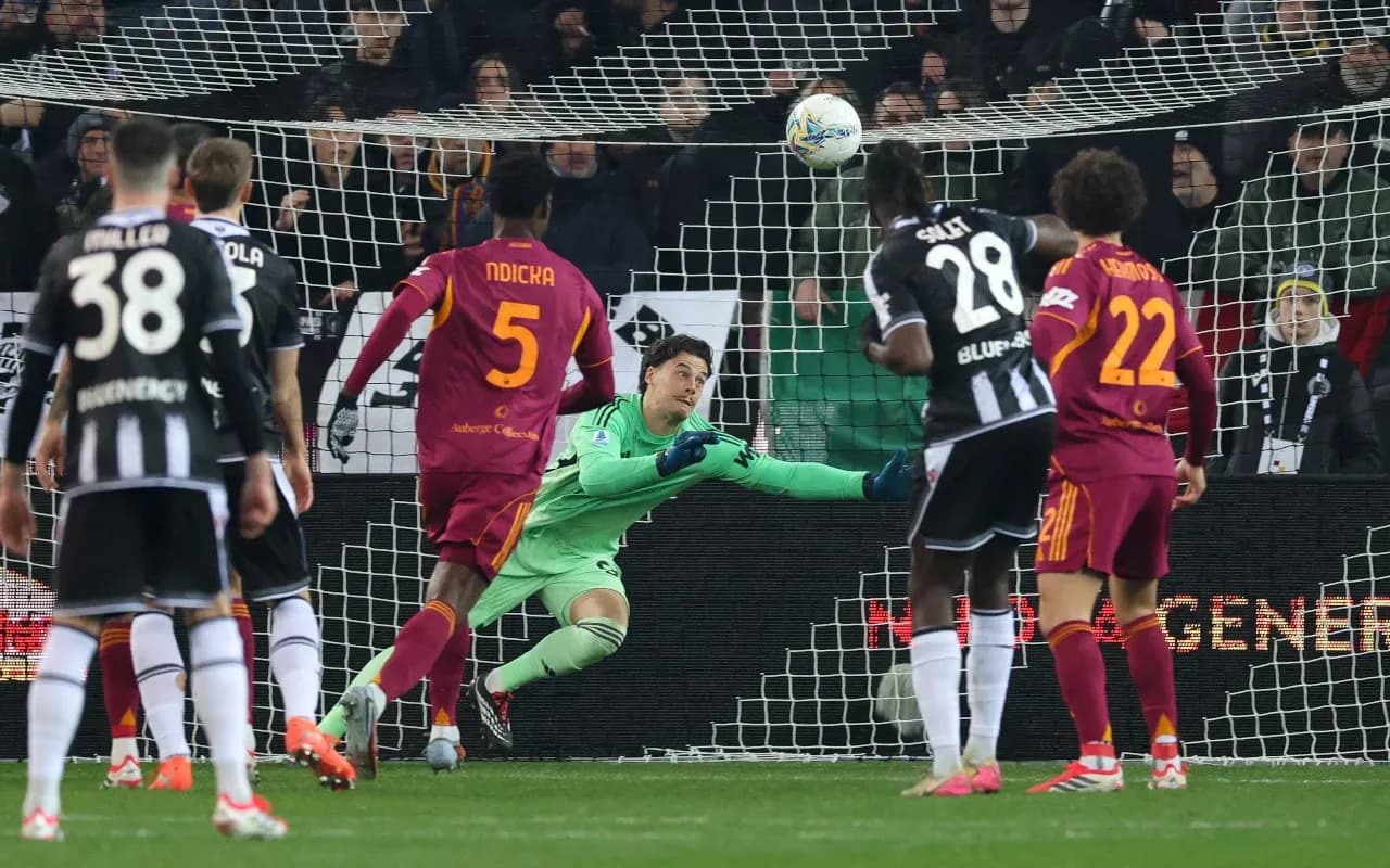 Portero en acción durante Udinese vs AS Roma