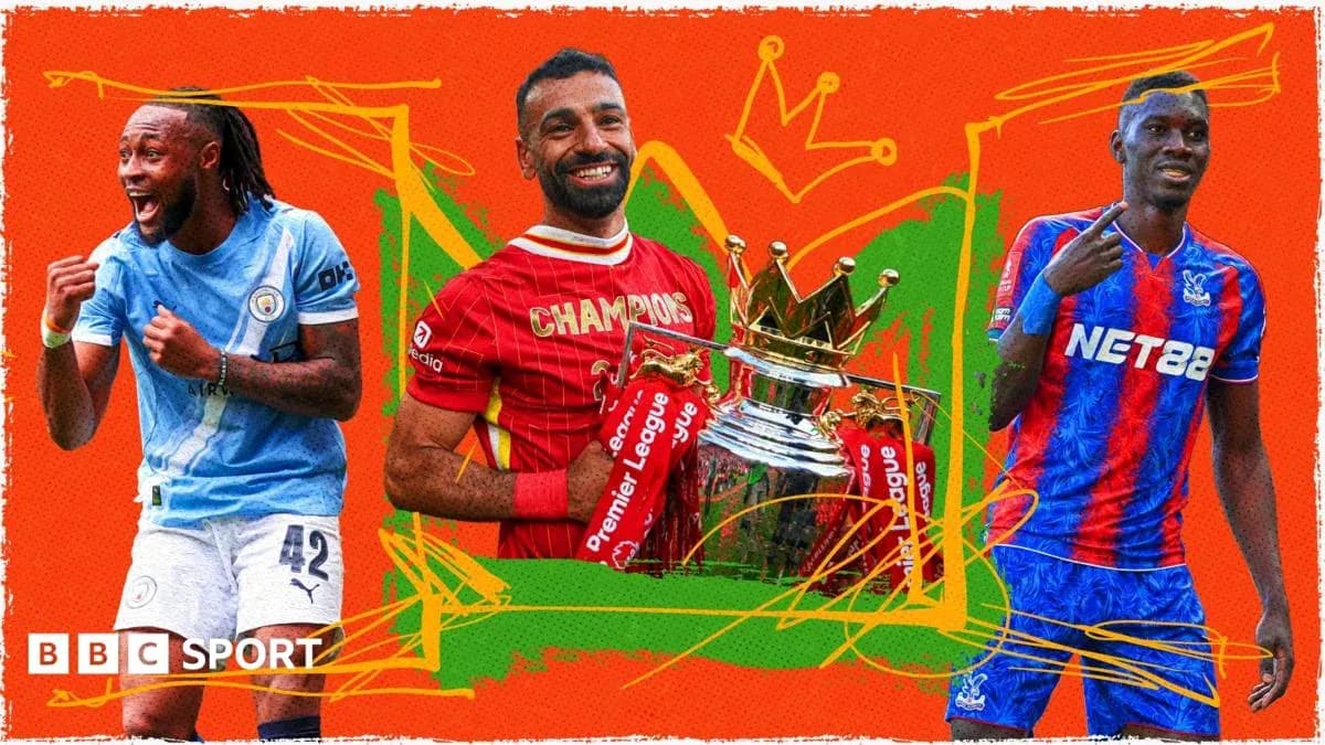 Tres jugadores de fútbol con trofeo de Premier League