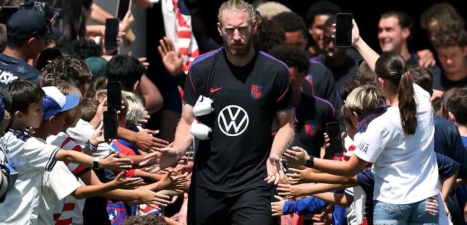 Jugador de Estados Unidos saluda a los fans