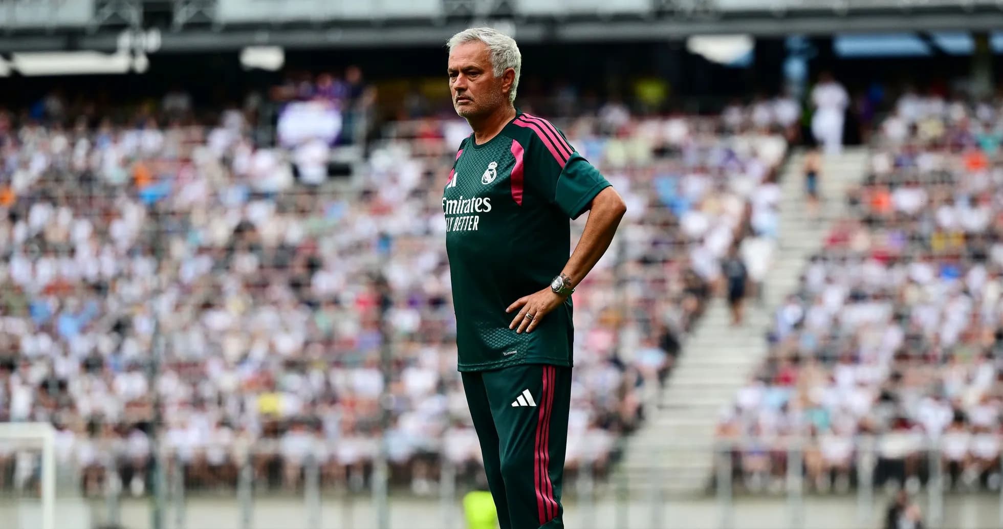 Entrenador de fútbol observando a los jugadores