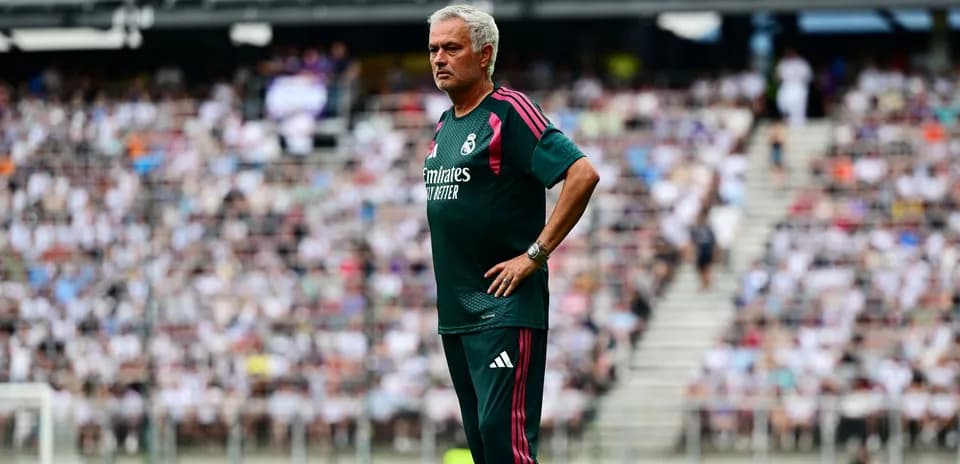 Entrenador de fútbol observando a los jugadores