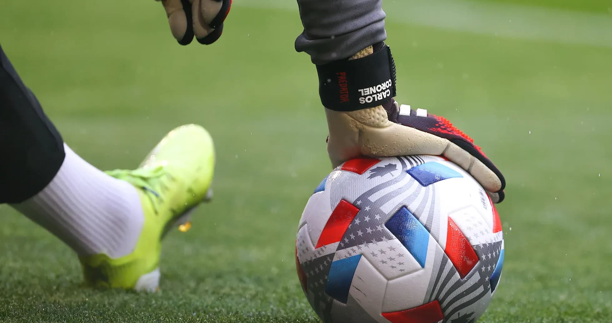 Portero sosteniendo el balón en el campo