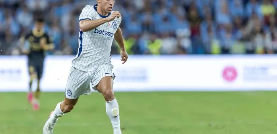 Jugador corriendo con balón durante un partido