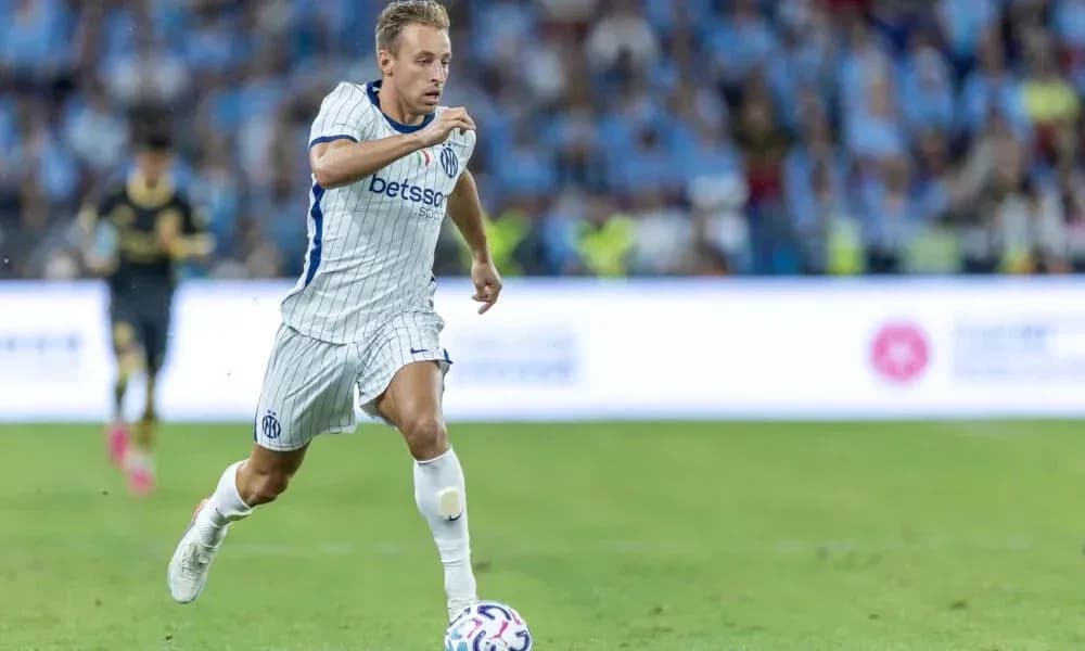 Jugador corriendo con balón durante un partido