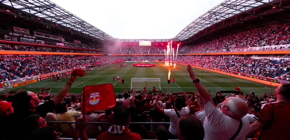 Aficionados animando en el estadio Red Bull Arena