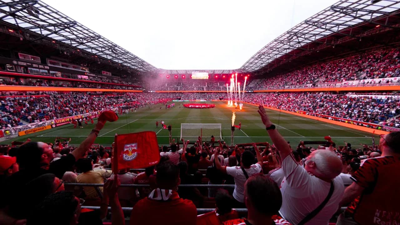 Aficionados animando en el estadio Red Bull Arena