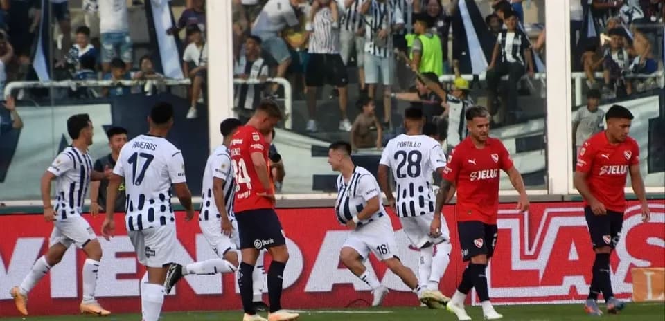Jugadores de Talleres y Independiente en el partido
