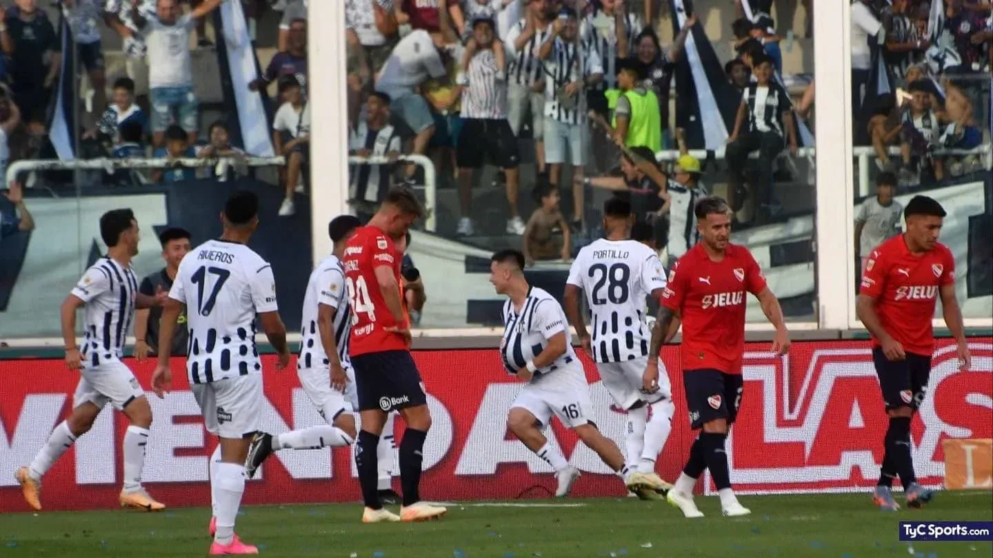 Jugadores de Talleres y Independiente en el partido