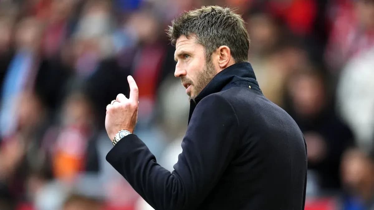Entrenador gesticulando durante un partido de fútbol