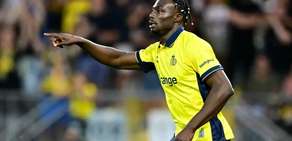 Jugador señalando durante el partido de fútbol