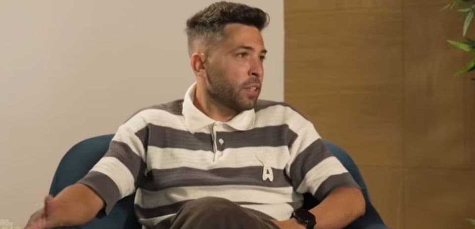 Entrevista a un jugador en un sofá