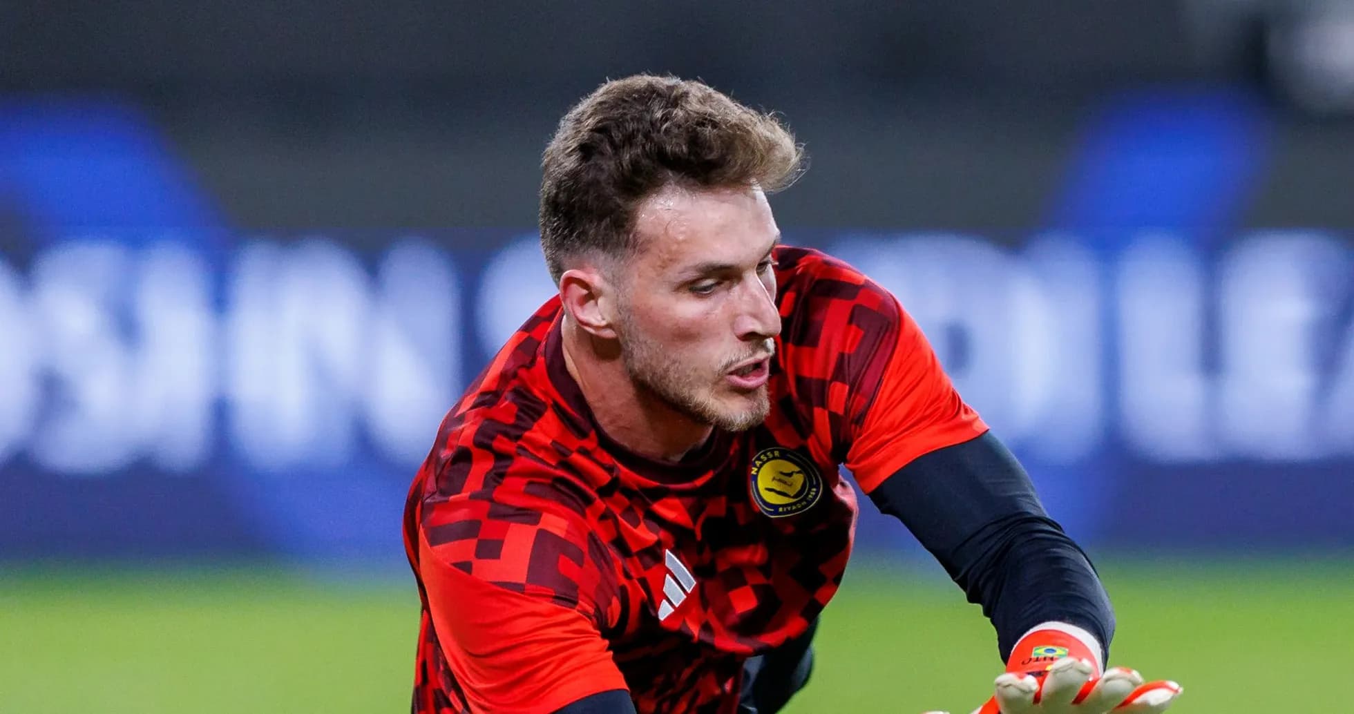 Portero entrenando con guantes y camiseta roja