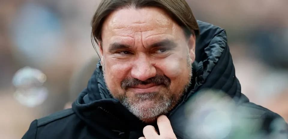 Entrenador en la banda durante un partido