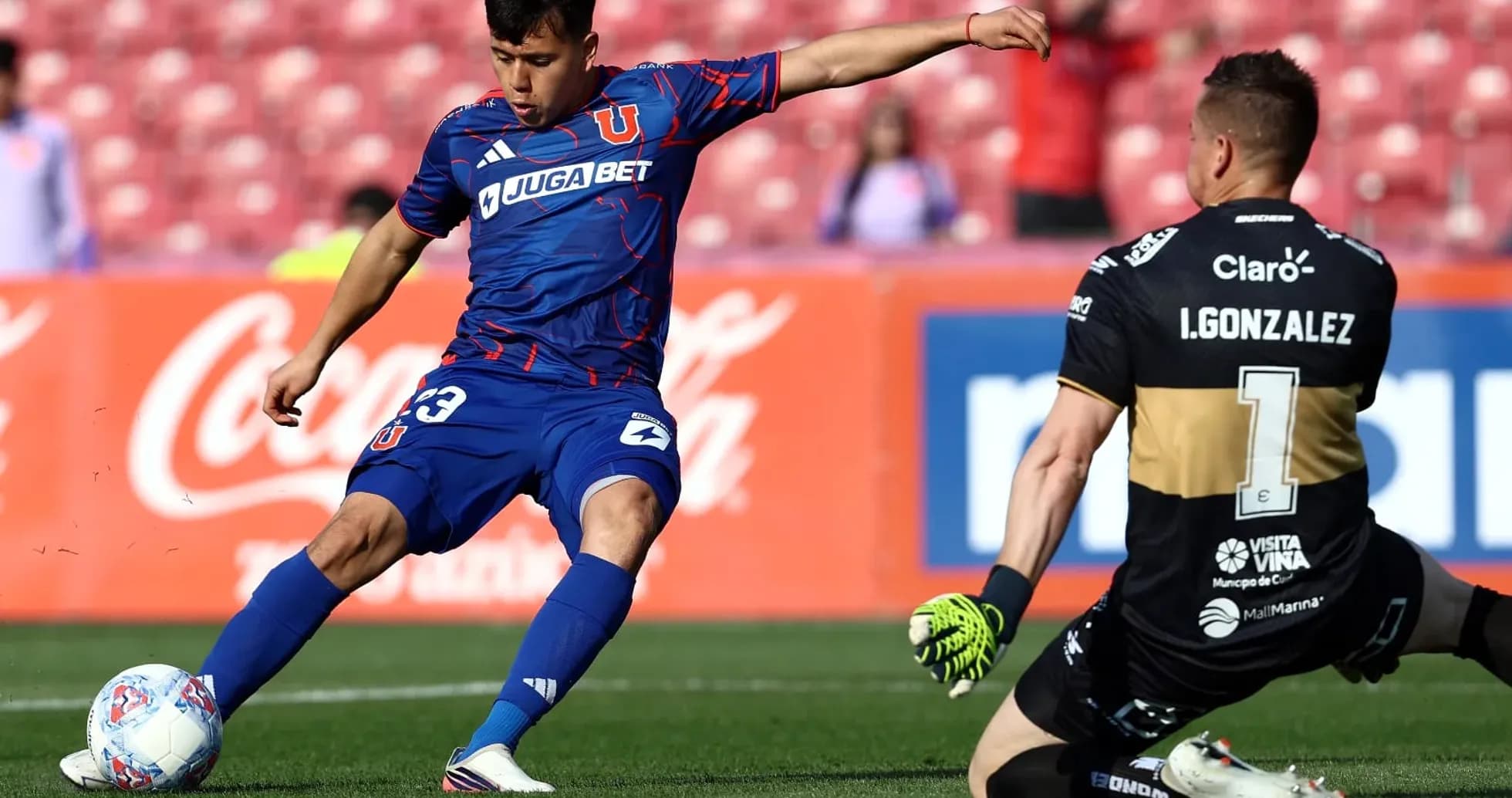Jugador de Universidad de Chile disparando a portería