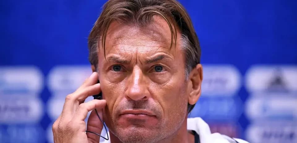Entrenador en conferencia de prensa con auricular