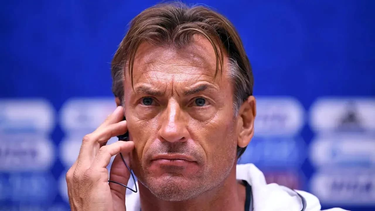 Entrenador en conferencia de prensa con auricular
