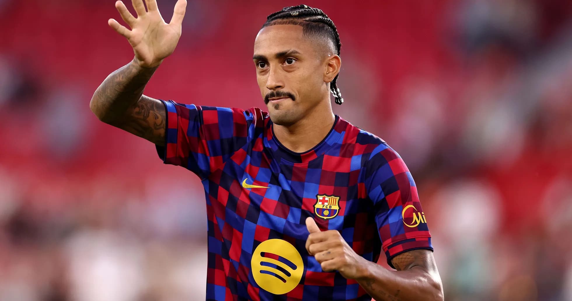 Jugador de Barcelona saludando a la afición